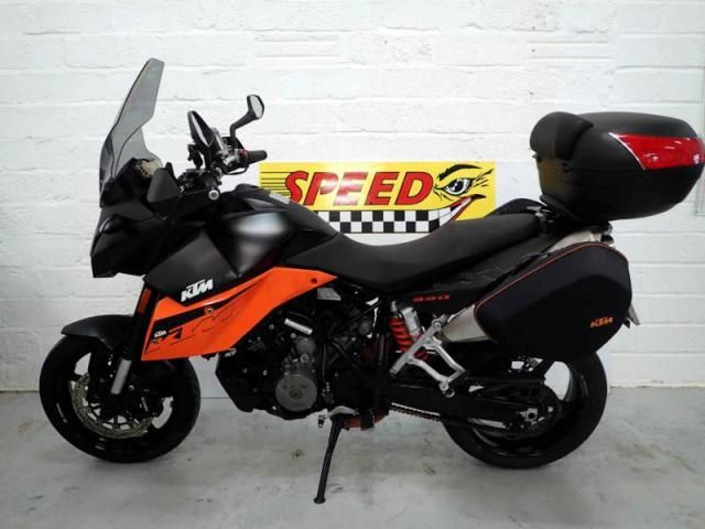 2009 KTM 990 SUPERMOTO T image 2