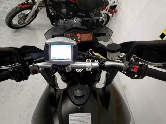 2009 KTM 990 SUPERMOTO T image 4