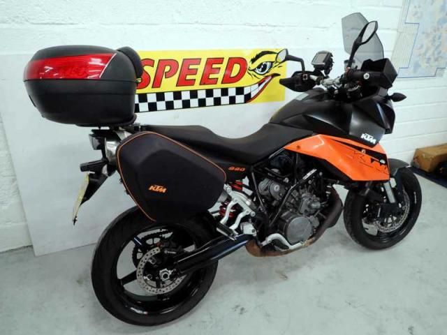2009 KTM 990 SUPERMOTO T image 6