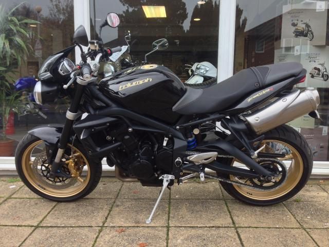 2011 Triumph Street Triple 675 R image 2