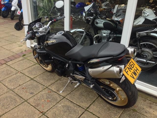 2011 Triumph Street Triple 675 R image 6