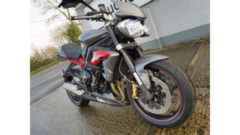 2014 Triumph Street Triple 675 R image 2