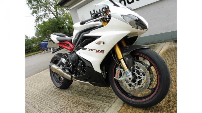 2014 Triumph Daytona 675 image 2