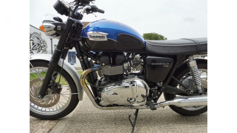 2015 Triumph Bonneville 865 T100 Two-Tone image 4