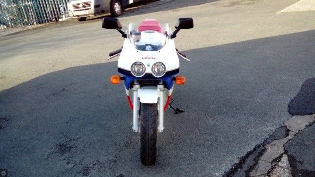 1990 Honda VFR400 image 3