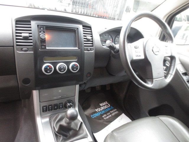 2013 Nissan Navara Tekna Platinum 2.5DCi image 7