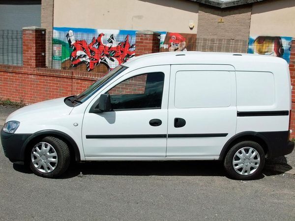2010 Vauxhall Combo 2000 image 2