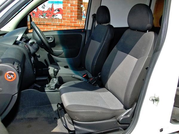 2010 Vauxhall Combo 2000 image 4