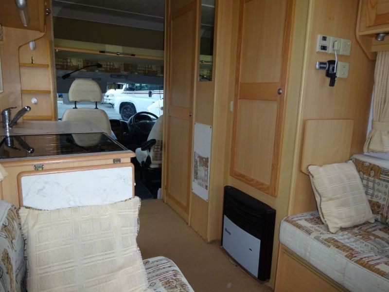 2003 Compass Avantgarde 200 image 9