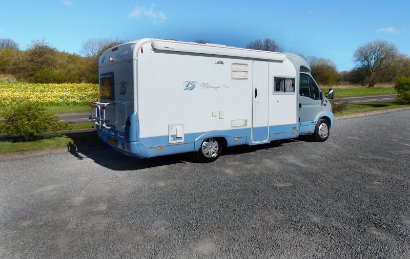 2005 Burstner Delfin 686 image 2