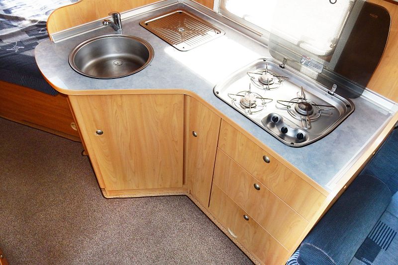 2005 Burstner Delfin 686 image 6