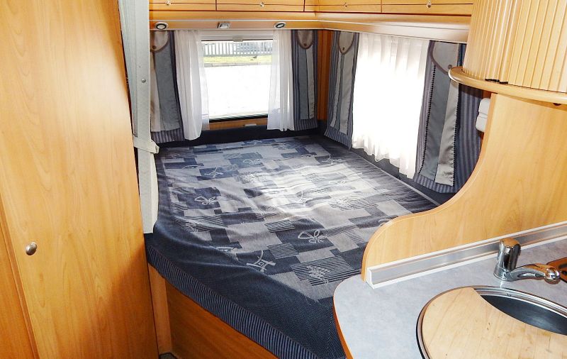 2005 Burstner Delfin 686 image 8