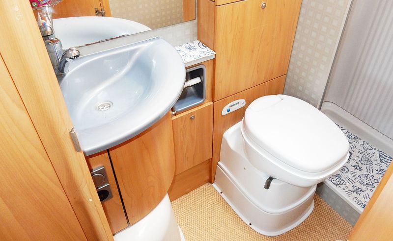 2005 Burstner Delfin 686 image 10