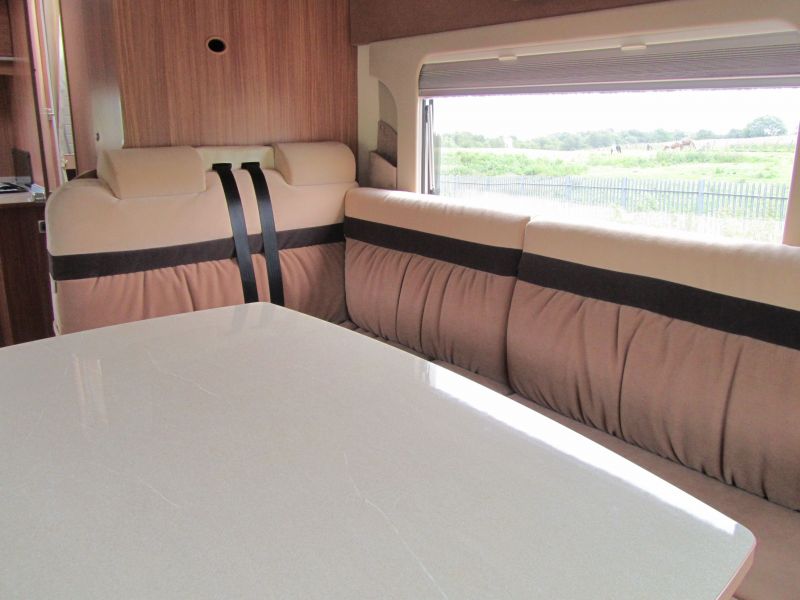 2012 Burstner Ixeo 645 image 4