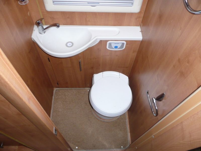 2010 Auto-Trail Savannah Fiat twin bed image 10