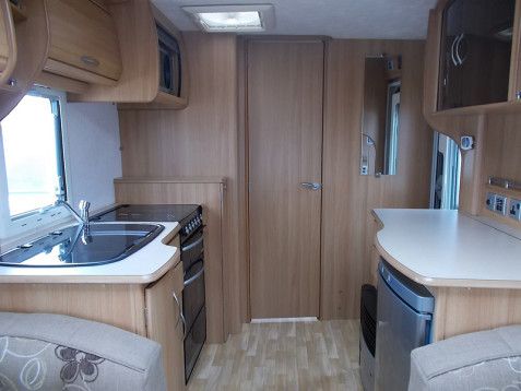 2009 Coachman VIP 460 image 4