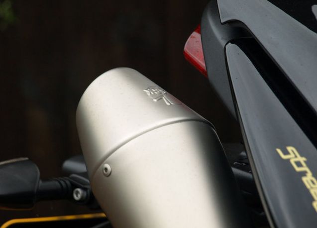 2012 Triumph Street Triple image 7