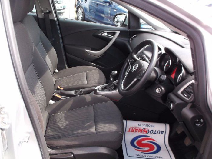 2010 Vauxhall Astra 1.7 CDTi 5dr image 5