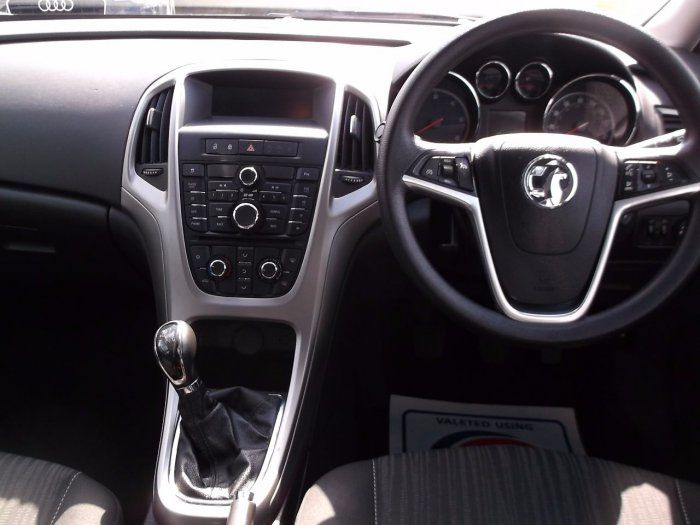 2010 Vauxhall Astra 1.7 CDTi 5dr image 6