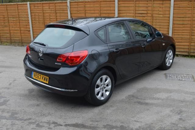 2013 VAUXHALL ASTRA 1.7 CDTI 5d image 5