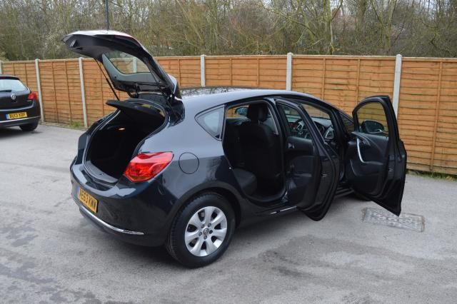 2013 VAUXHALL ASTRA 1.7 CDTI 5d image 8