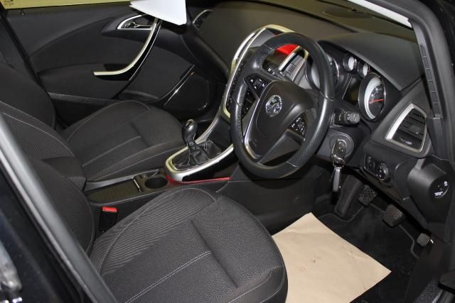 2011 VAUXHALL ASTRA 2.0 SRDTi 5d image 4