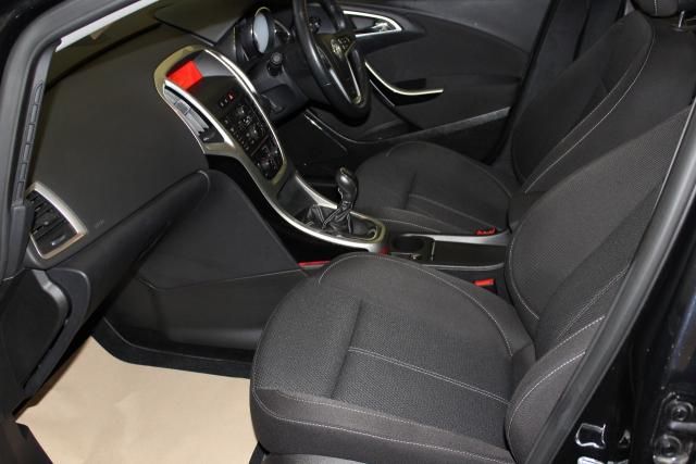 2011 VAUXHALL ASTRA 2.0 SRDTi 5d image 5