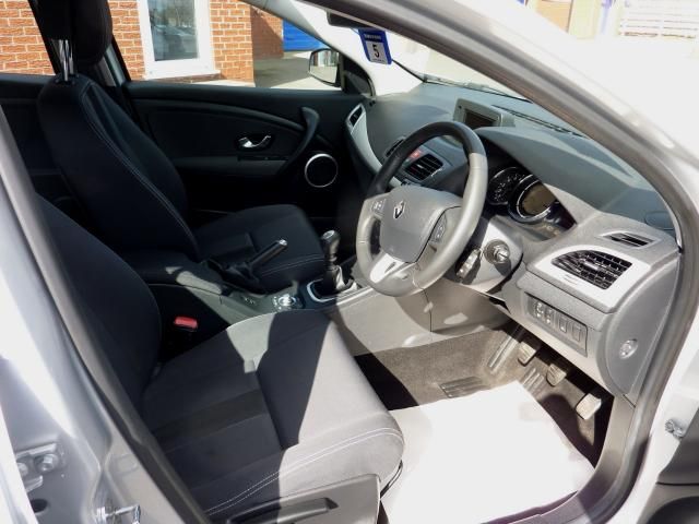 2010 RENAULT MEGANE TOMTOM 1.6 5Dr image 5