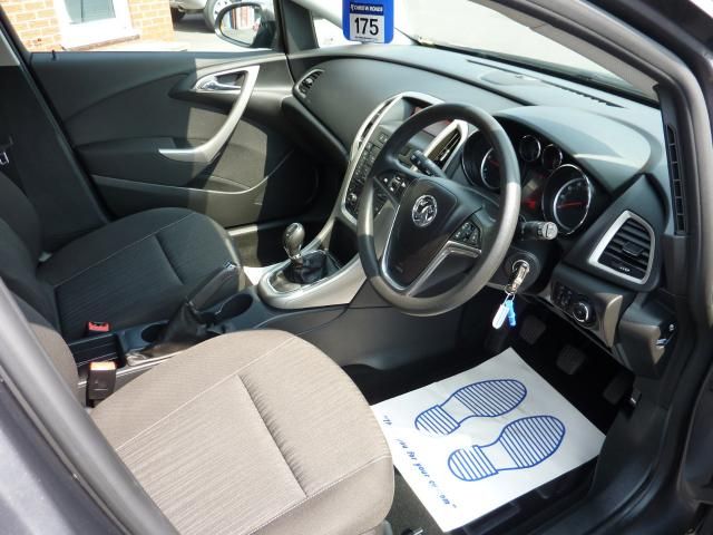 2012 VAUXHALL ASTRA 1.7 CDTi 5dr image 5