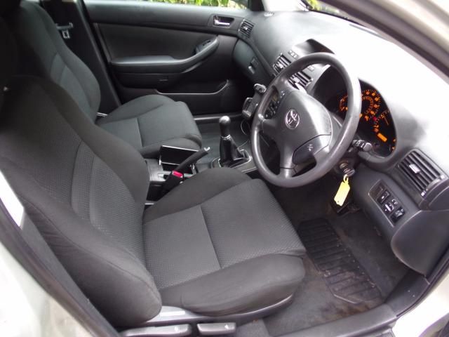2004 TOYOTA AVENSIS 2.0 5d image 5