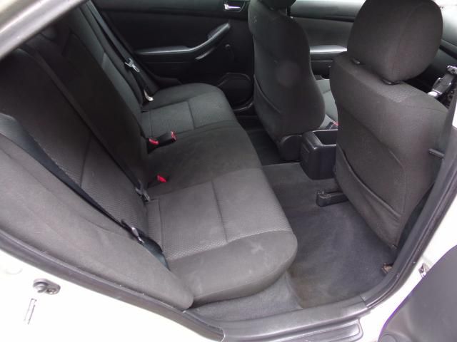 2004 TOYOTA AVENSIS 2.0 5d image 6
