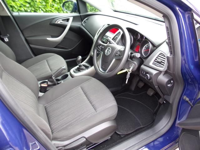 2012 VAUXHALL ASTRA 1.7 CDTI 5d image 5