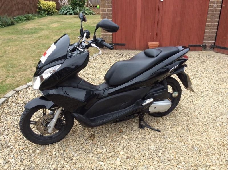 2010 Honda PCX 125 scooter image 1