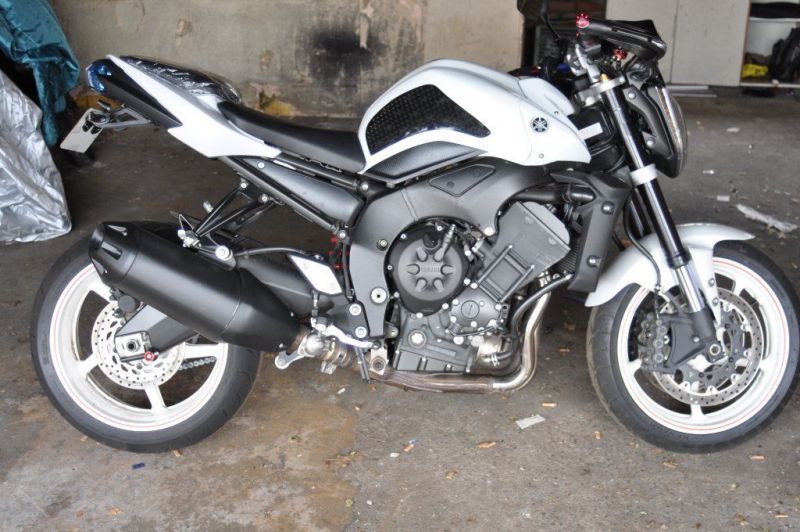 2012 Yamaha FZ1 URGENT!!! image 1