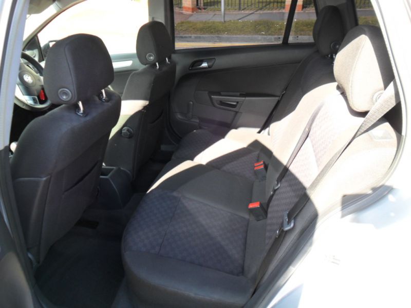 2004 Vauxhall Astra 1.6 i 16v SXi 5dr image 6