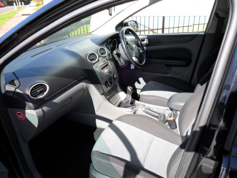 2009 Ford Focus 1.6 Zetec 5dr image 5