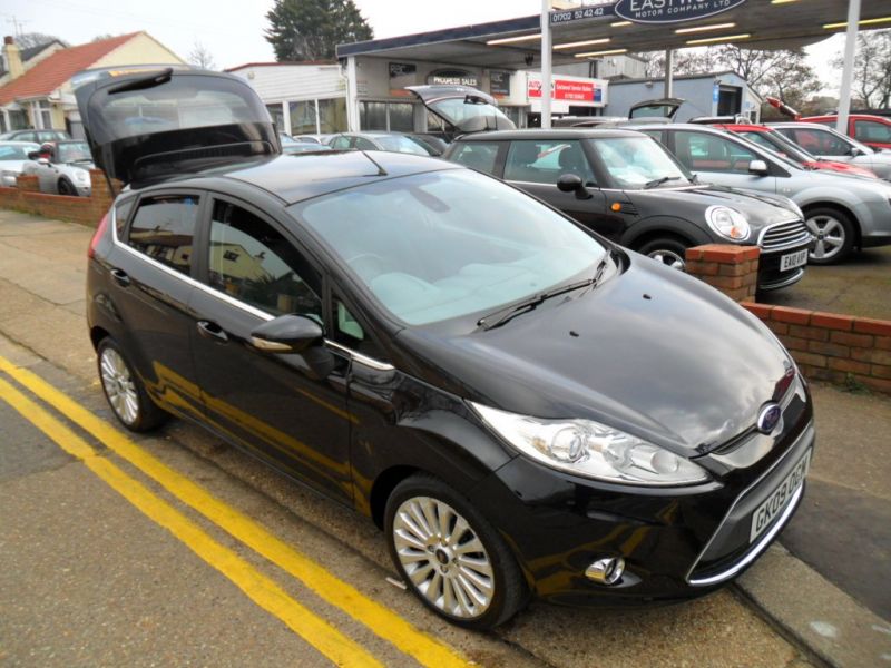 2009 Ford Fiesta 1.4 Titanium 5dr image 1