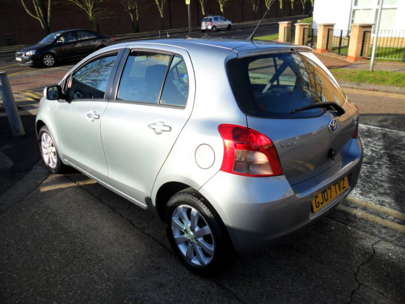 2007 Toyota Yaris 1.3 VVT-i Zinc 5dr image 2