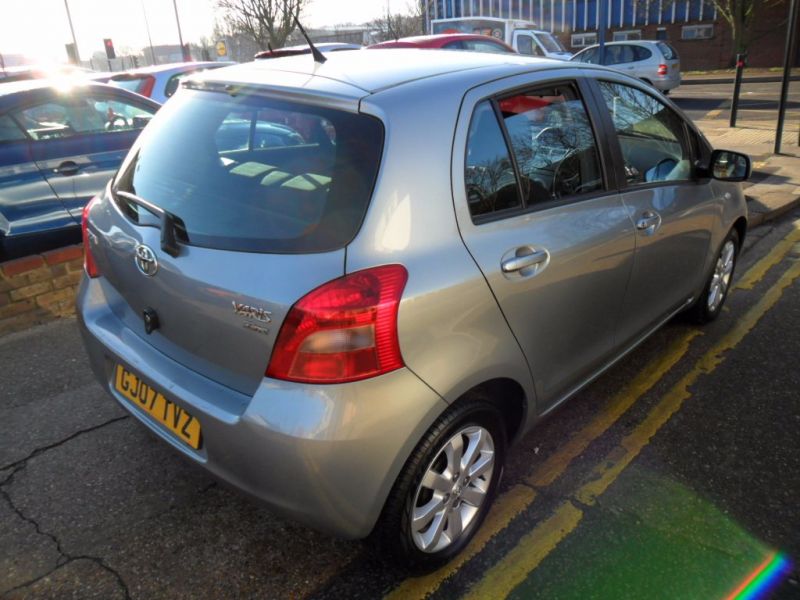 2007 Toyota Yaris 1.3 VVT-i Zinc 5dr image 3