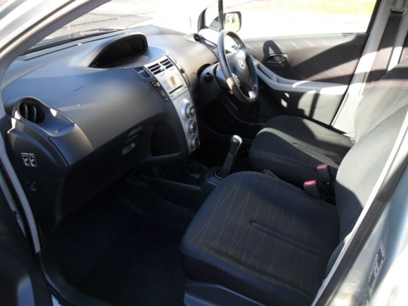 2007 Toyota Yaris 1.3 VVT-i Zinc 5dr image 6