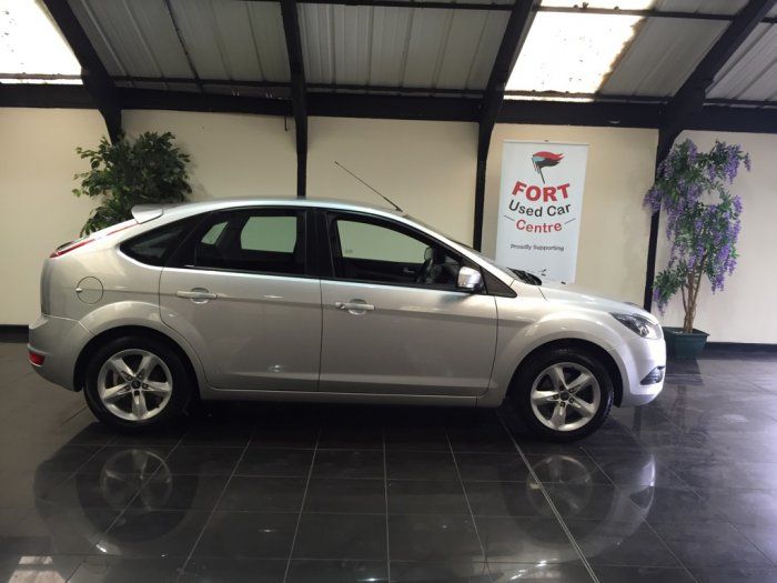 2010 Ford Focus 1.6 Zetec 5dr image 2