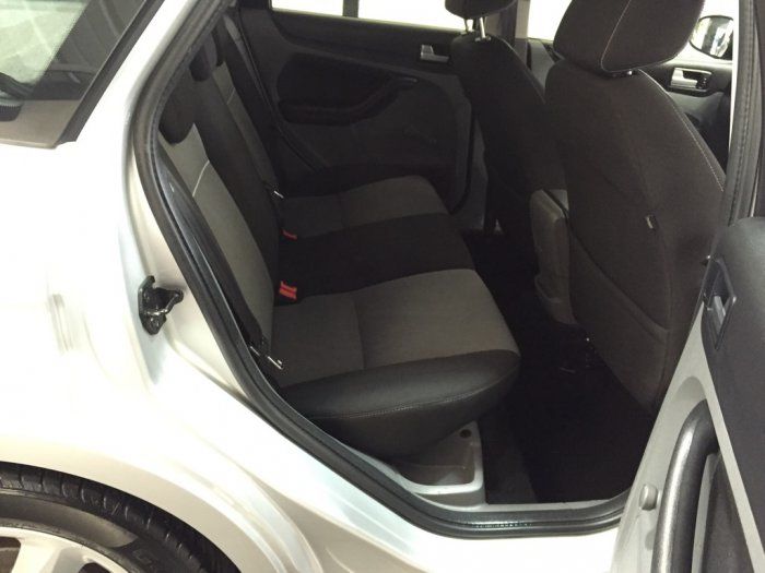 2010 Ford Focus 1.6 Zetec 5dr image 5
