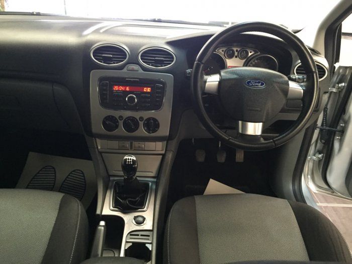 2010 Ford Focus 1.6 Zetec 5dr image 7