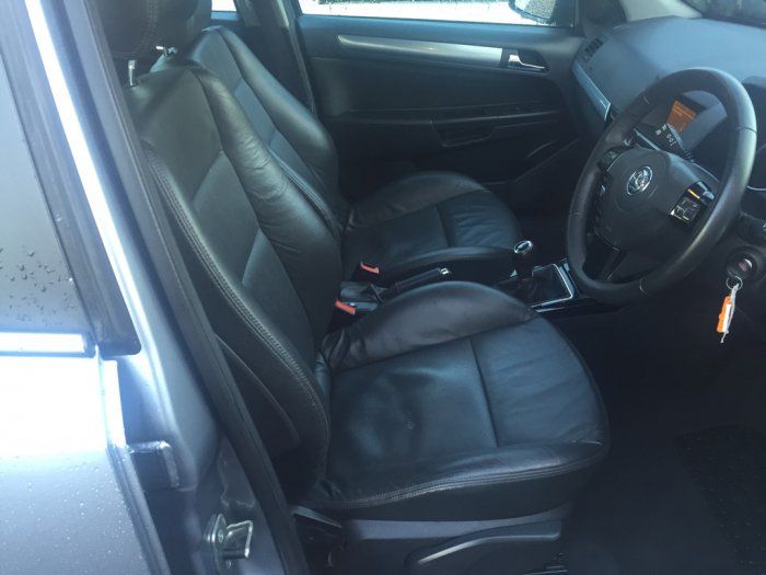 2010 Vauxhall Astra 1.8 i 16v 5dr image 5