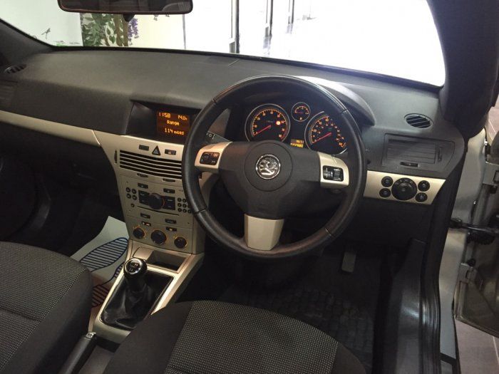 2008 Vauxhall Astra 1.6 i 2dr image 7