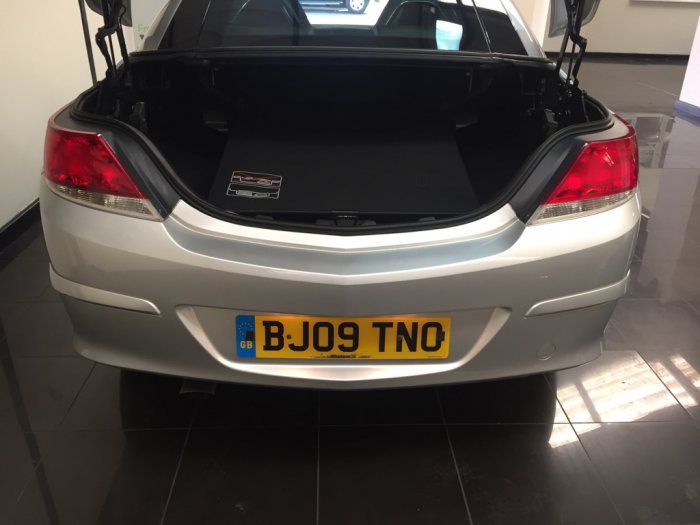 2009 Vauxhall Astra 1.6 i 2dr image 4