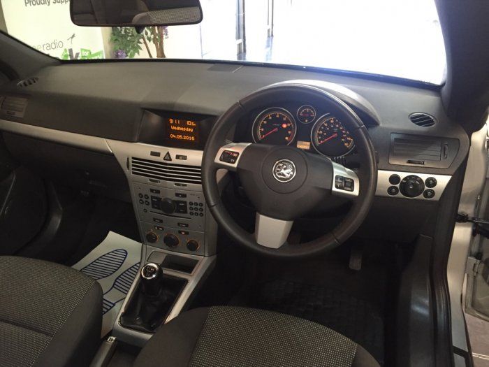 2009 Vauxhall Astra 1.6 i 2dr image 7