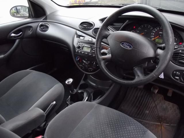 2004 FORD FOCUS 1.8 GHIA 4d image 4