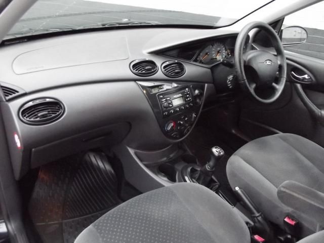 2004 FORD FOCUS 1.8 GHIA 4d image 6
