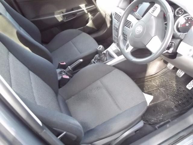 2005 VAUXHALL ASTRA 1.9 SRI CDTI 5d image 4